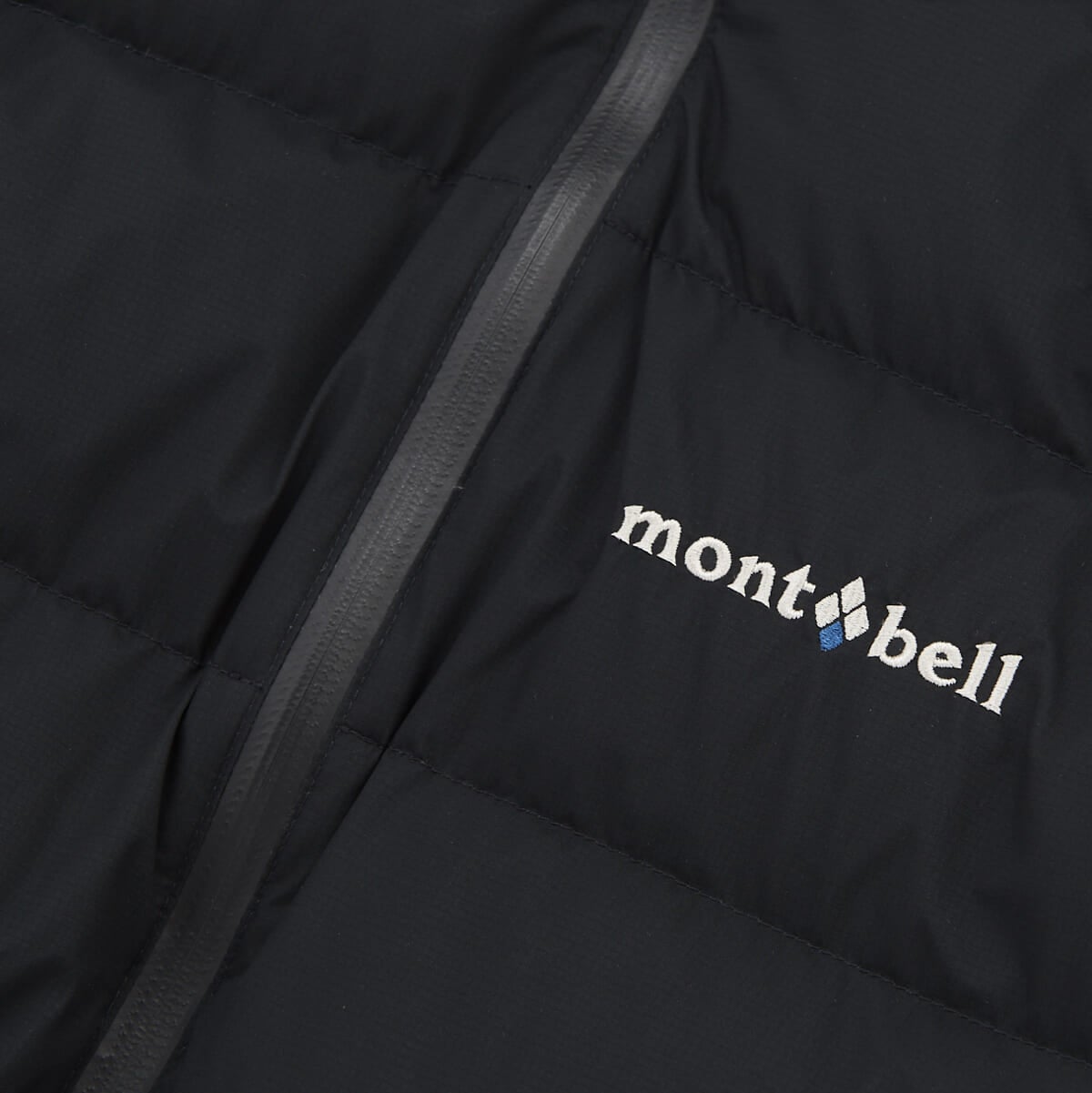 モンベルの23年冬の新作黒ダウン「パーマフロストライトダウンジャケット」 のジップとロゴ