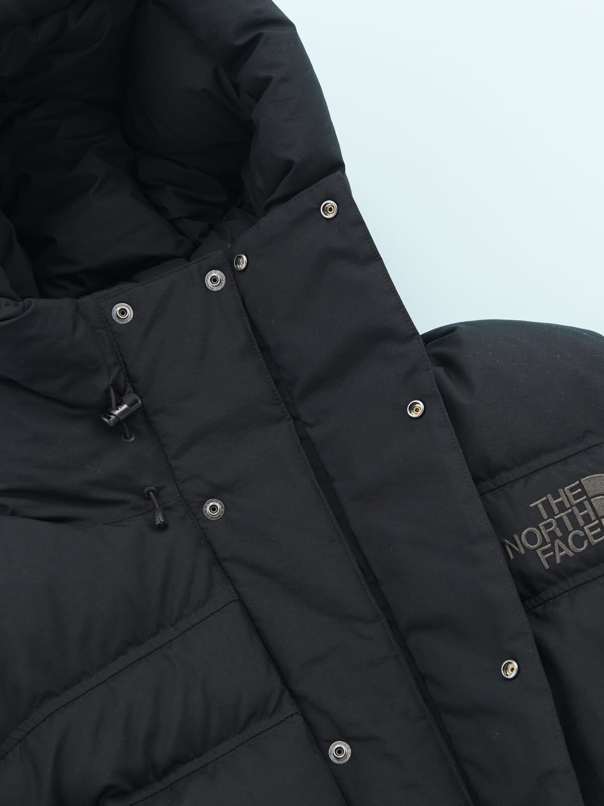 「ザ・ノース・フェイス」の23年冬の新作黒ダウンジャケット「オルタレーションバフズジャケット」の前立て