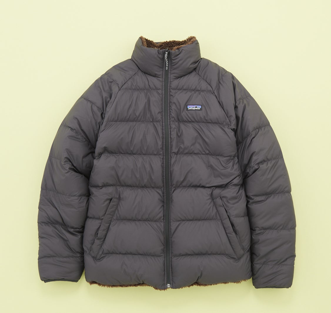 パタゴニアの黒いメンズ・リバーシブル・サイレント・ダウン・ジャケット　patagonia　２３年新作