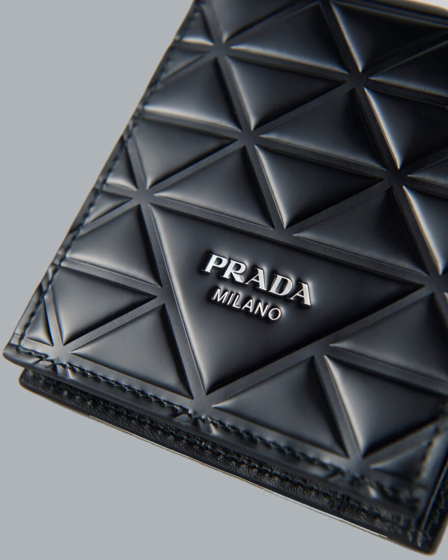 プラダの黒いブラッシュドレザー 財布のロゴ