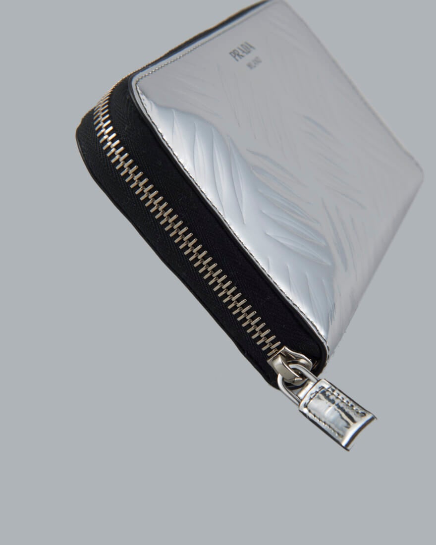 プラダのシルバーのブラッシュドレザー 財布のジップ