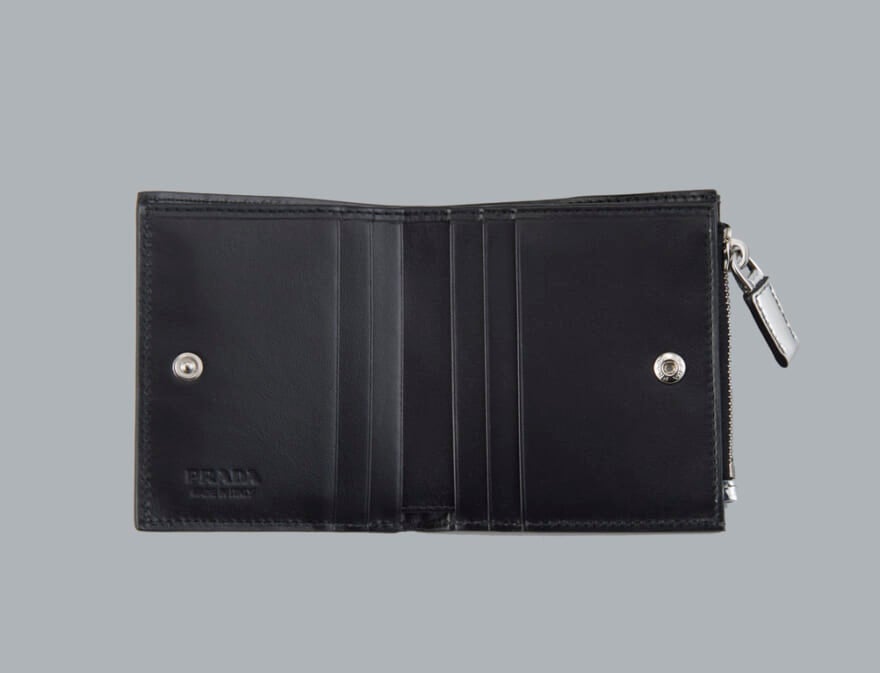 プラダのシルバーのブラッシュドレザー 財布の内装