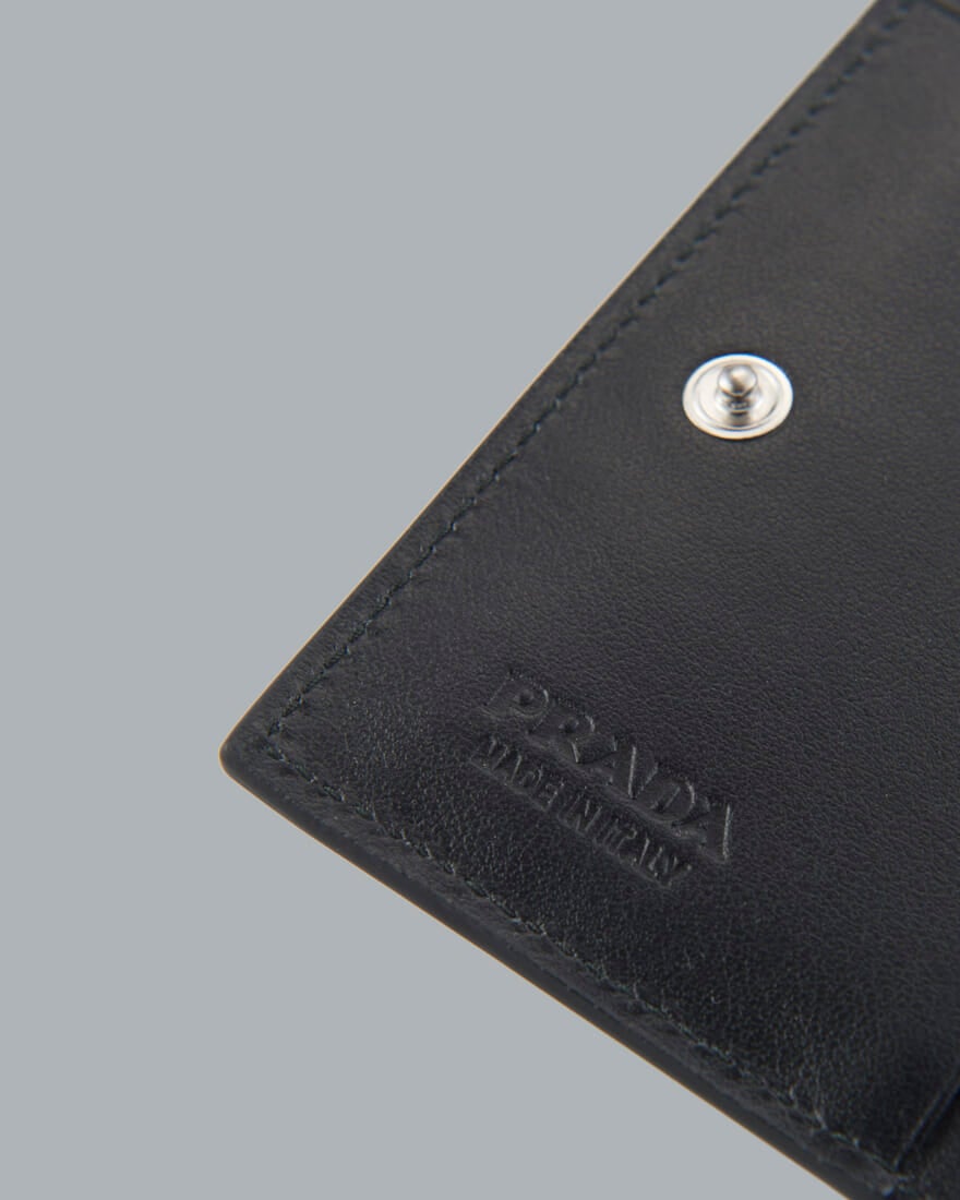 プラダのシルバーのブラッシュドレザー 財布のエンボスロゴ