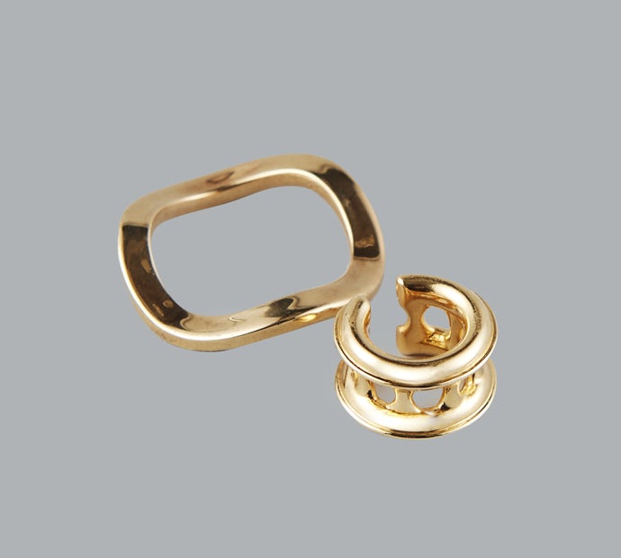 ボッテガ・ヴェネタのリングとイヤーカフ　指輪¥74,800・イヤーカフ¥49,500(ボッテガ・ヴェネタ)/ボッテガ・ヴェネタ ジャパン