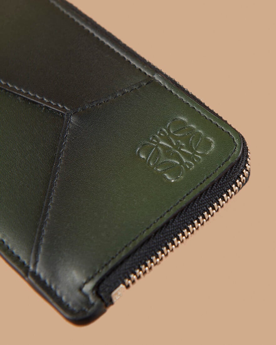 ロエベの黒いレザー財布「パズル コインカードホルダー」のロゴ