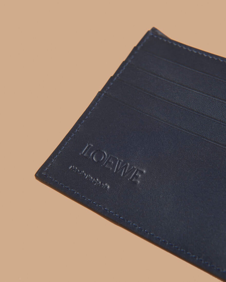 ロエベの新作財布「パズル バイフォールド ウォレット」のブランドロゴ