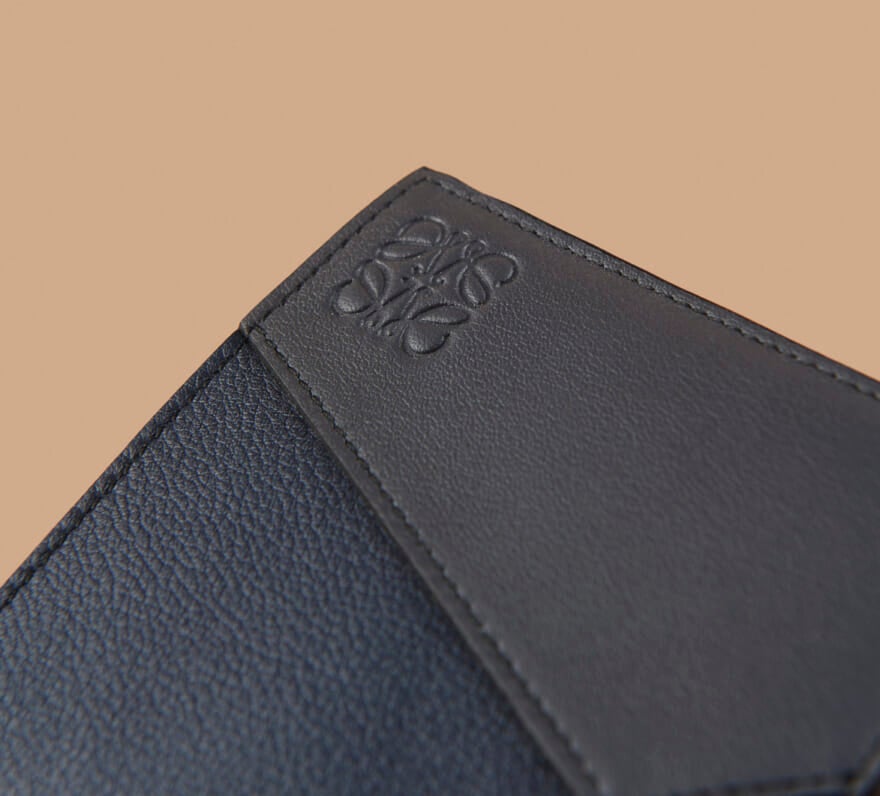 ロエベの新作財布「パズル バイフォールド ウォレット」のエンボスロゴ