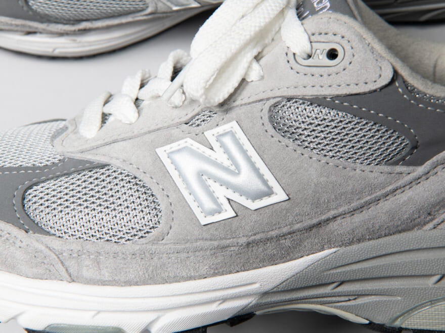 New Balance 993のグレーのロゴ