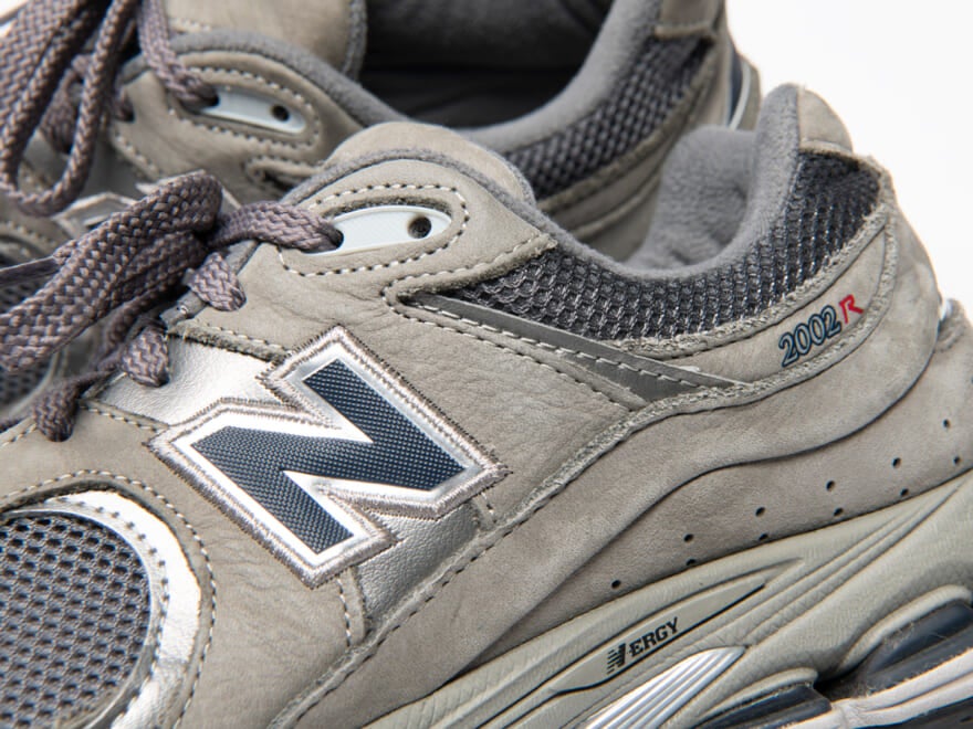 New Balance ML2002RAのグレーのロゴ