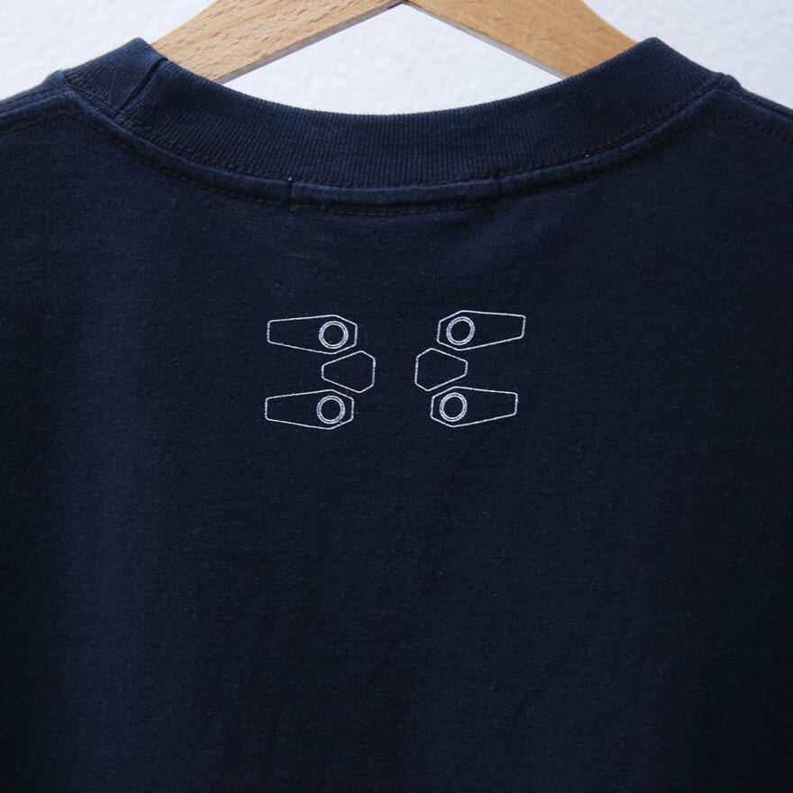 00’s『攻殻機動隊』のTシャツの背面。首元にプラグのプリントがある。
