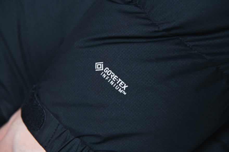 モンベルのパーマフロスト  ライトダウンジャケットの着用カット　ゴアテックスロゴ