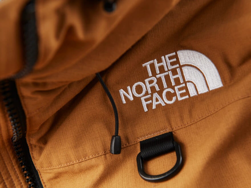 ザ・ノース・フェイスの中綿ジャケット「ファイヤーフライインサレーテッドパーカ」のロゴ