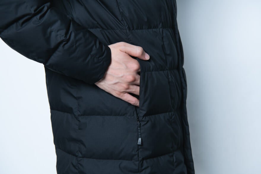 モンベルの黒ダウン「U.L.トラベルダウン コート」の着用カット　サイドポケット