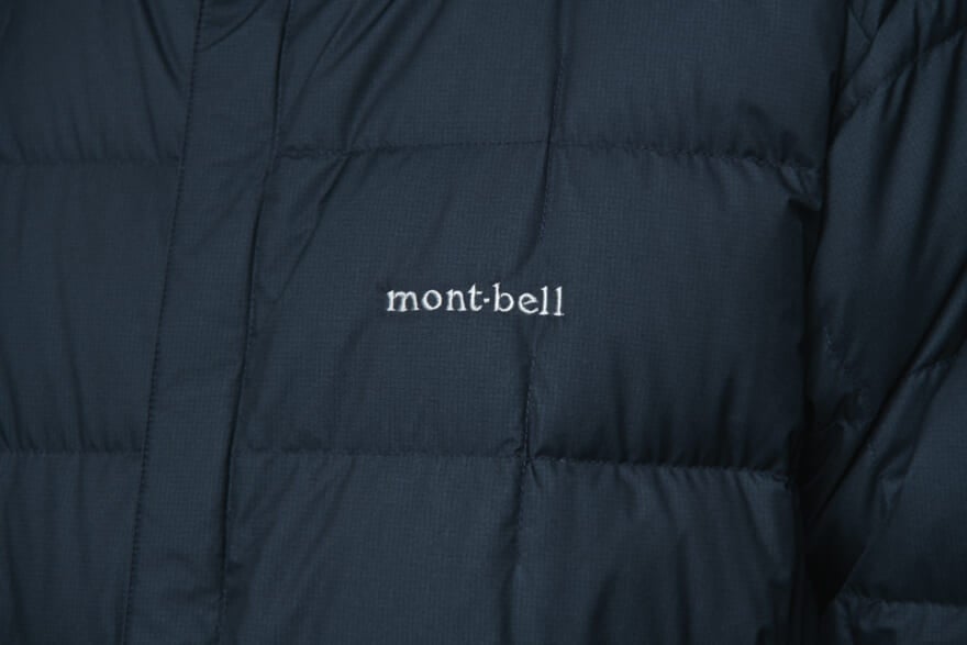モンベルの黒ダウン「U.L.トラベルダウン コート」の着用カット　ロゴ