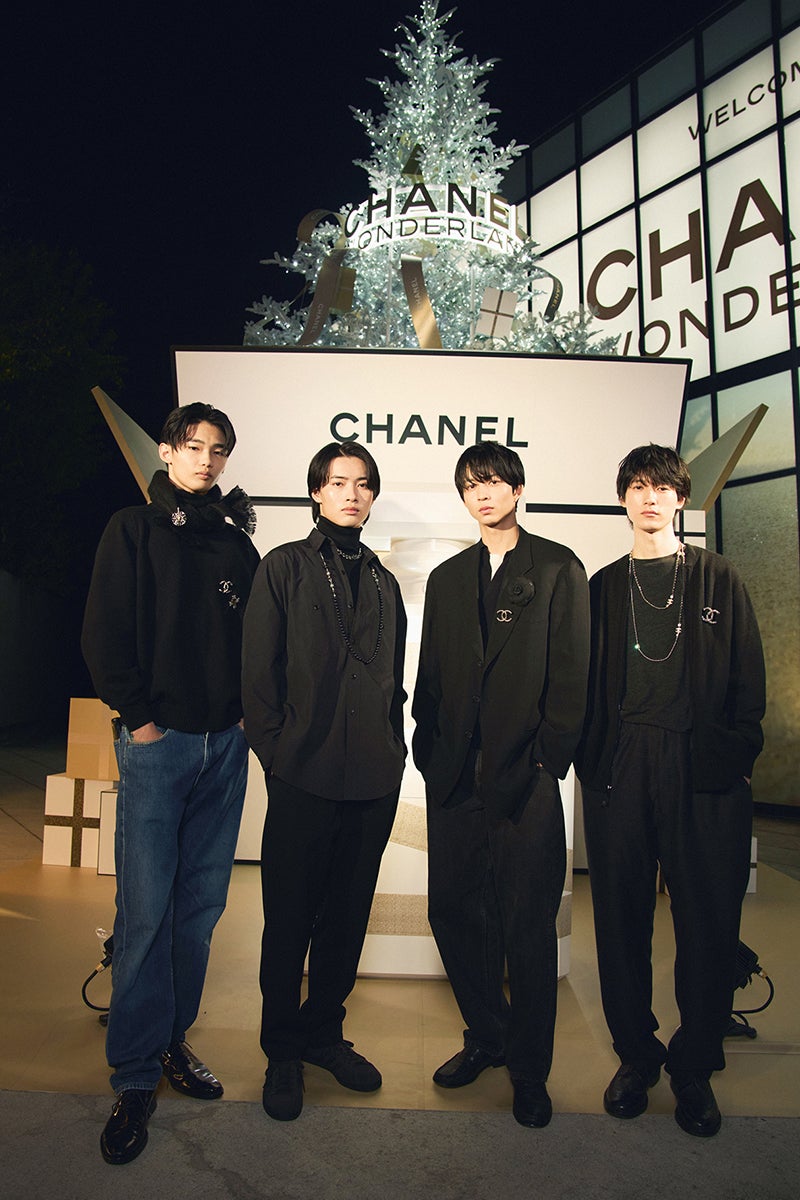 シャネルのポップアップイベント「シャネル ワンダーランド」のエントランスに立つメンズノンノモデル CHANEL WONDERLAND