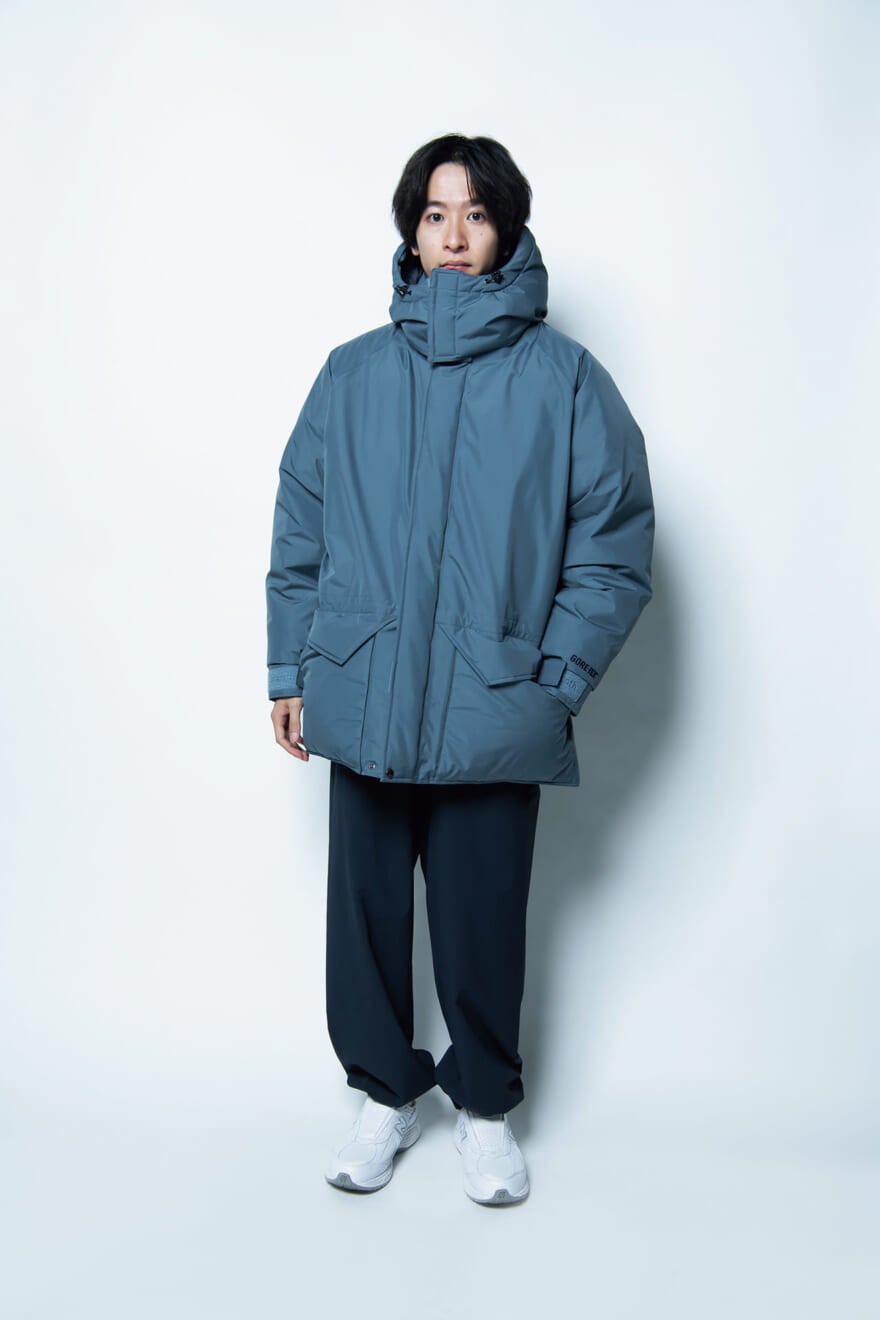 ジャケット(マーモット×ビームス) ¥97,900/ビームス原宿　丸海都さん／BEAMS プレス　グレー ブルー　水色　全身