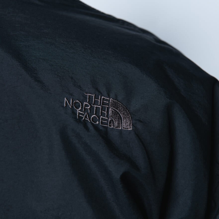 ザ・ノース・フェイスの黒ダウンジャケットの着用カットの背中のロゴ