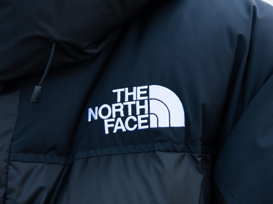 「ザ・ノース・フェイス」最強黒ダウンのブランドロゴ