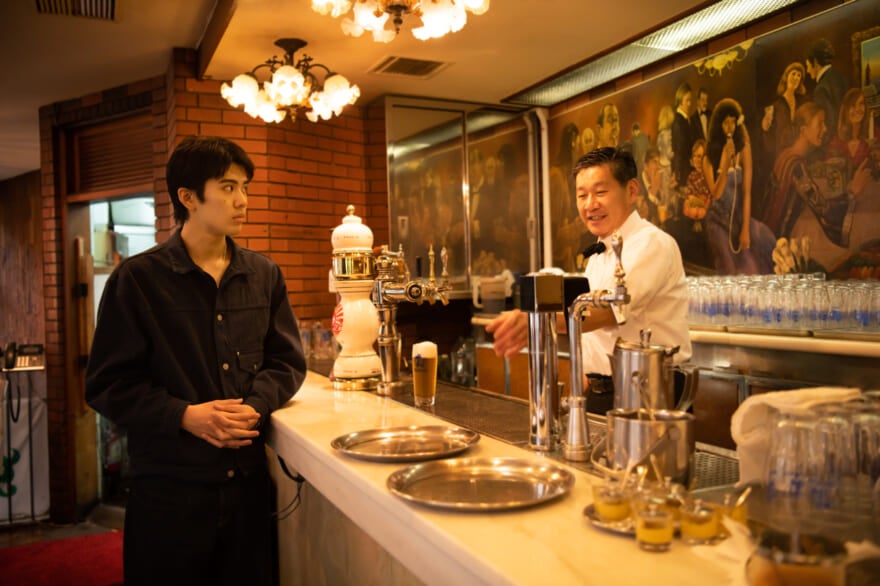 ランチョン ビヤホール ランチョン 神保町 ランチ ディナー ビール 稲井孝太朗　四代目マスター 鈴木寛さん　ビールサーバー　店内　カウンター　説明　生ビール