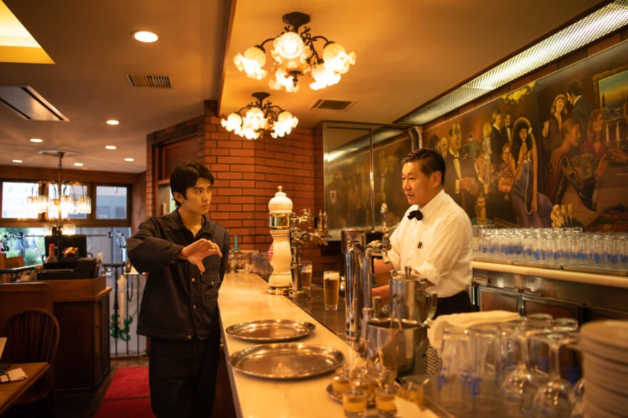 ランチョン ビヤホール ランチョン  神保町 ランチ ディナー ビール 稲井孝太朗　四代目マスター 鈴木寛さん　ビールサーバー　店内　カウンター