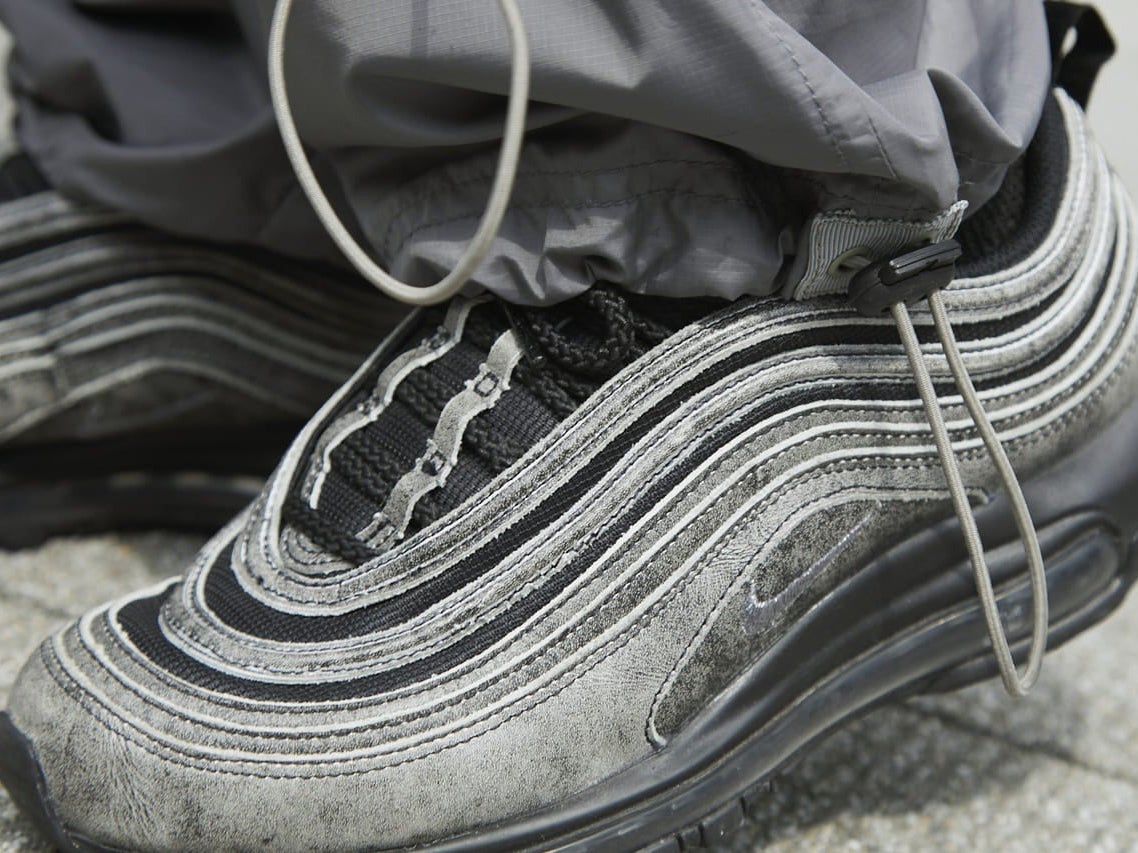 コム・デ・ギャルソン オム プリュス × ナイキの黒い「AIR MAX 97」