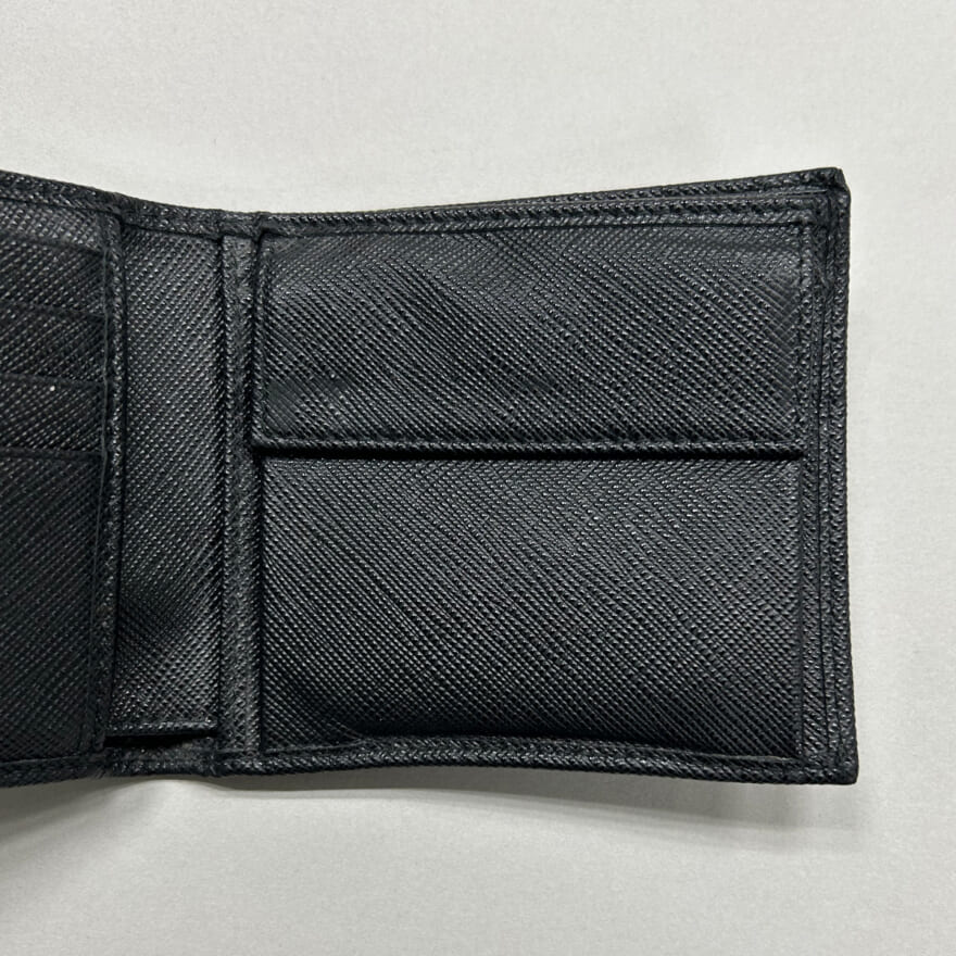 モデルが愛用するプラダの黒いレザー財布の内側