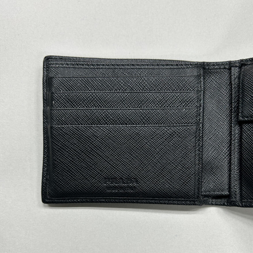 モデルが愛用するプラダの黒いレザー財布の内側　２