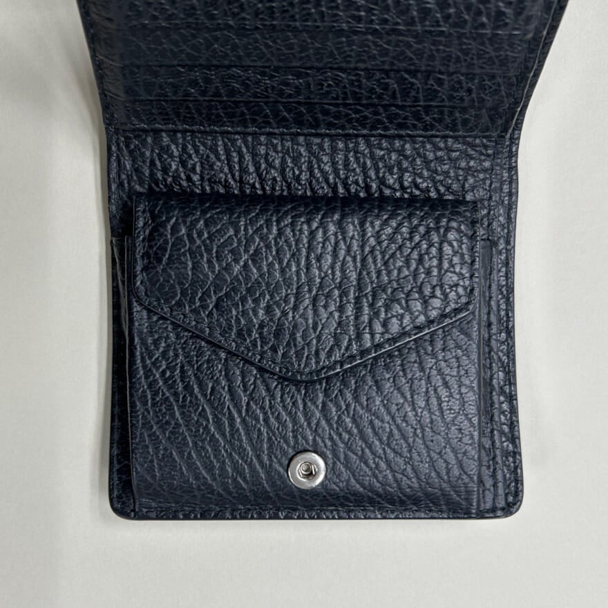 モデル愛用のメゾン マルジェラの黒いレザー財布　コインケース