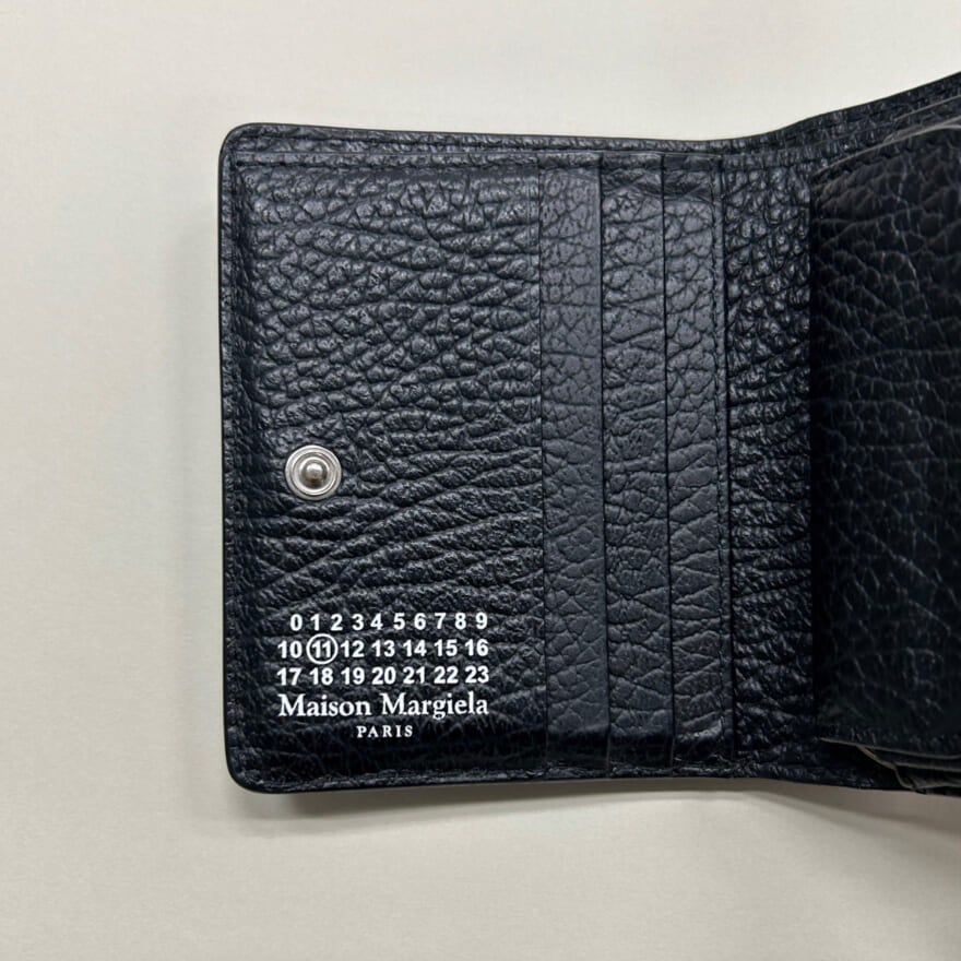 モデル愛用のメゾン マルジェラの黒いレザー財布　カード入れ
