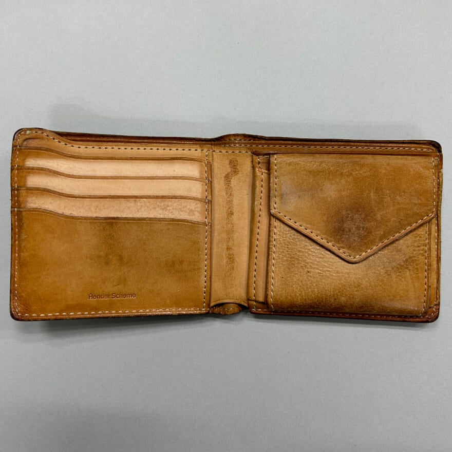 モデル愛用のエンダースキーマの黒いレザー財布の内側