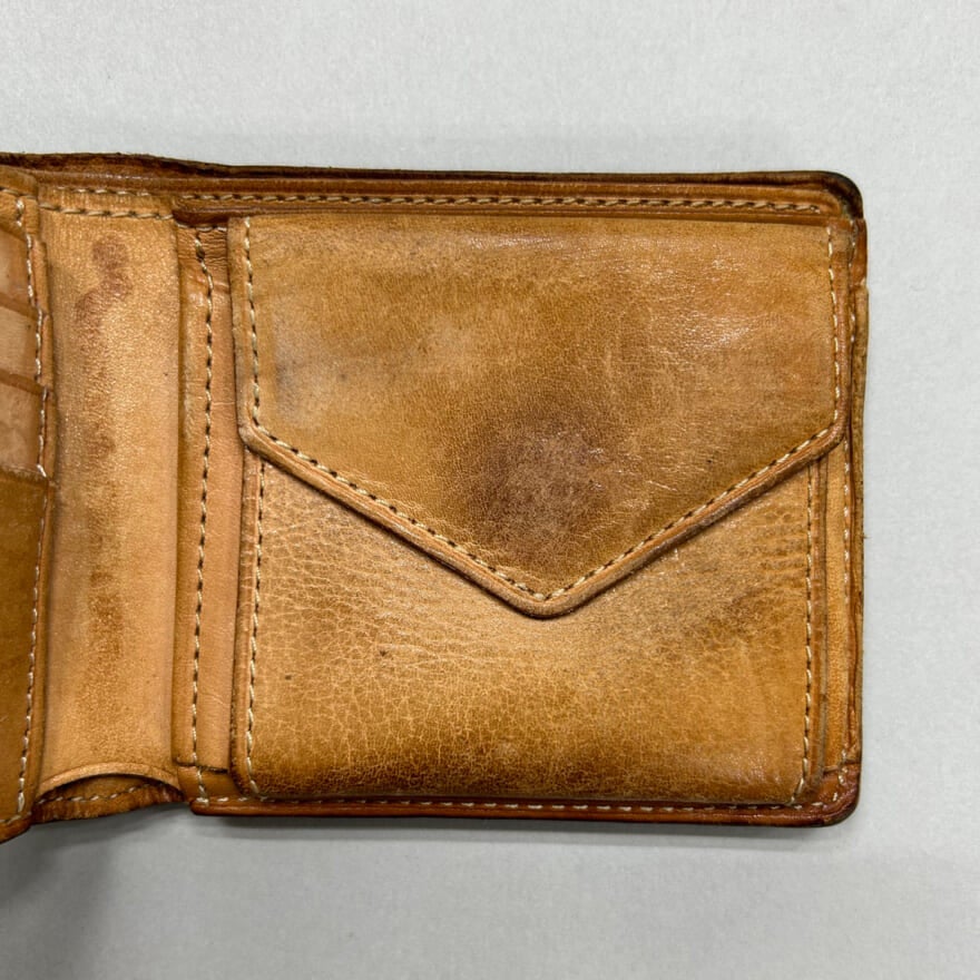 モデル愛用のエンダースキーマの黒いレザー財布　内側