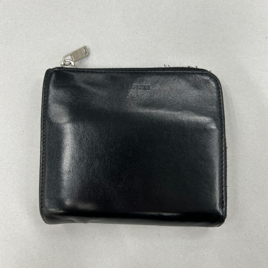 モデル愛用のジルサンダーの黒いレザー財布