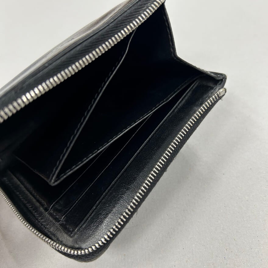 モデル愛用のジルサンダーの黒いレザー財布　内側