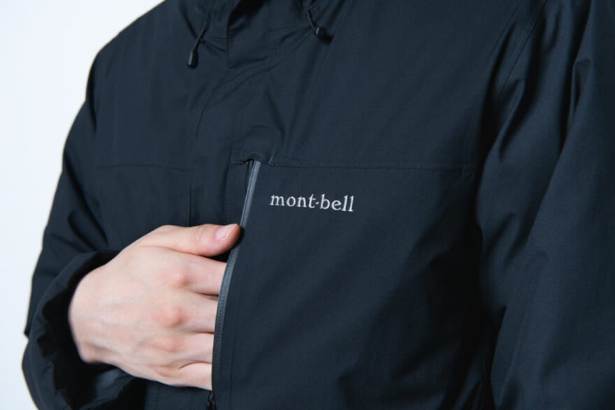 モンベルの黒ダウン「トラベルダウンコート」の着用カット　胸ポケット
