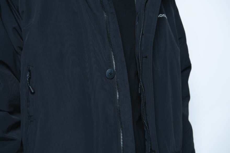 モンベルの黒ダウン「ハスキーコート」の着用カット　ジップ