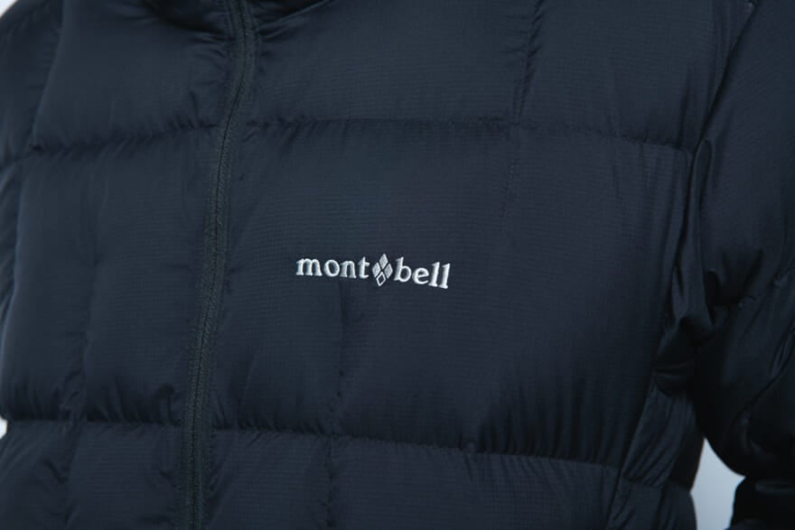 モンベルの黒ダウン「ネージュダウンパーカ」の着用カット　ロゴ