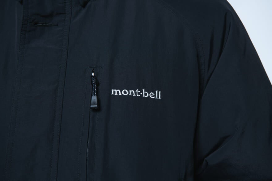 モンベルの黒ダウン「ハスキーコート」の着用カット　ロゴ