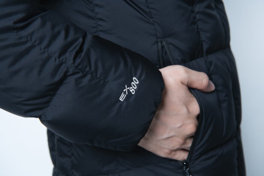 モンベルの黒ダウン「ネージュダウンパーカ」の着用カット　サイドポケット
