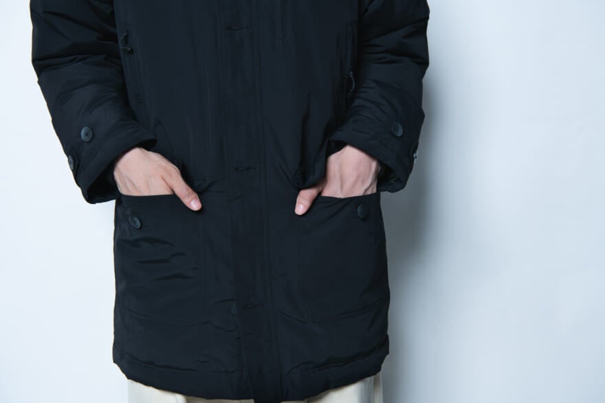 モンベルの黒ダウン「ハスキーコート」の着用カット　フロントポケット