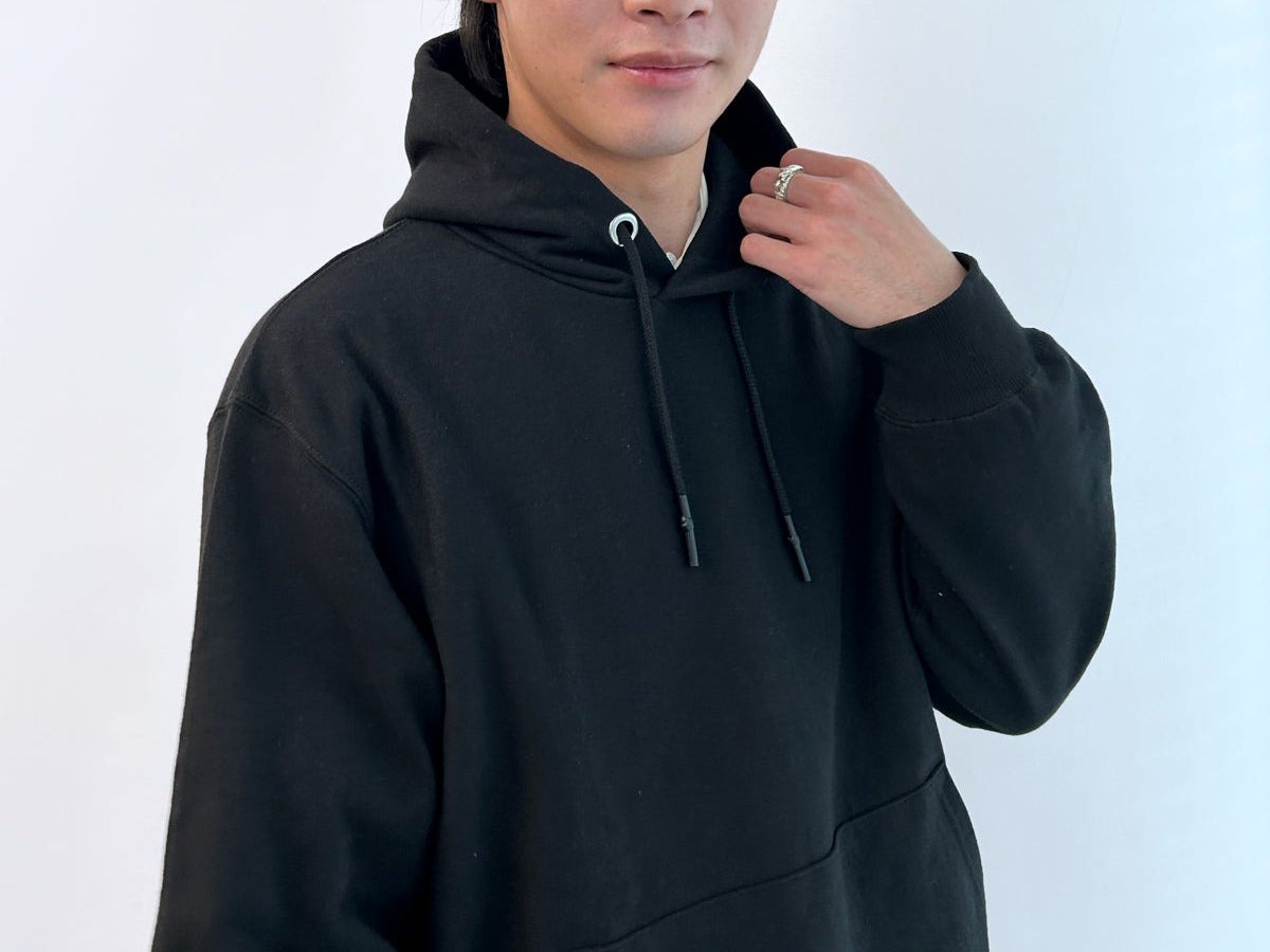 [Gallery]“ファミマの黒パーカ”を自腹で買ったら「すべてがちょうど良すぎた！」。服好き2人がガチで試着＆本音レビュー