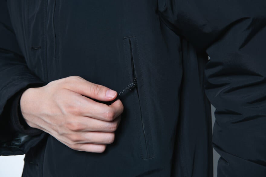 モンベルの黒ダウン「ハスキーコート」の着用カット　ポケット
