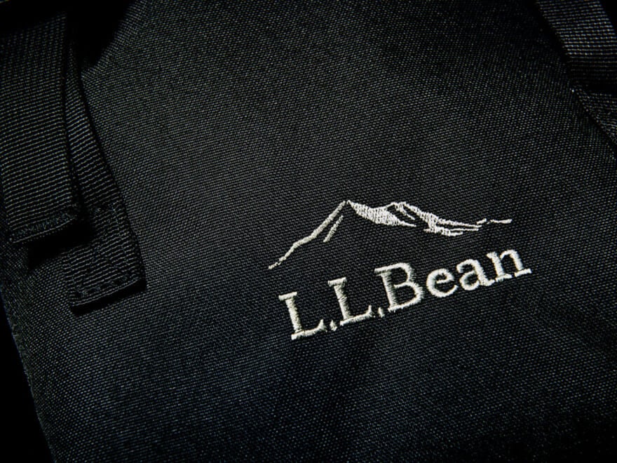 L.L.Beanの黒いバッグのロゴ