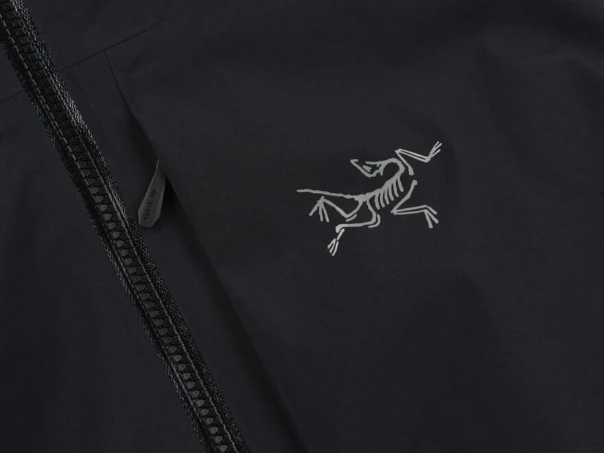 ARC'TERYXの黒いジャケットのロゴ
