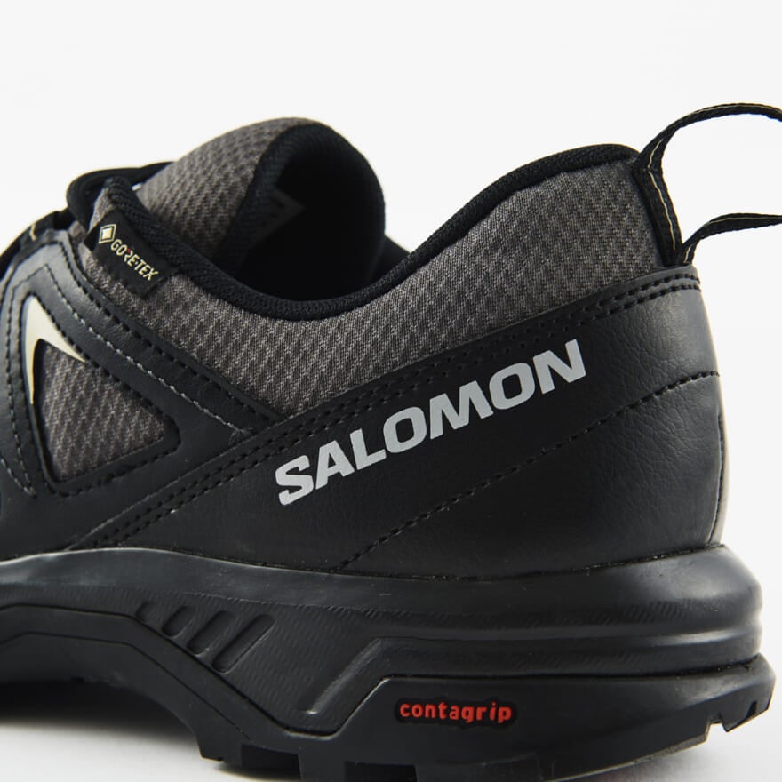 Salomonの黒いゴアテックススニーカーのロゴ