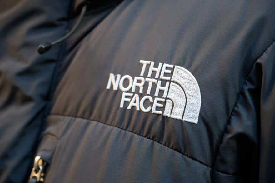 ザ・ノース・フェイスの黒いバルトロライトジャケットのフロントロゴ
