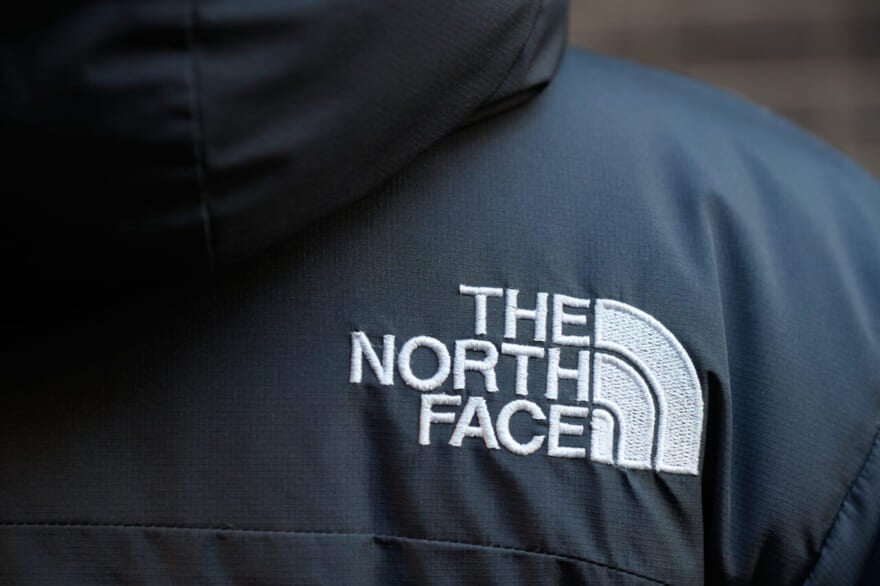 ザ・ノース・フェイスの黒いバルトロライトジャケットの背中のロゴ