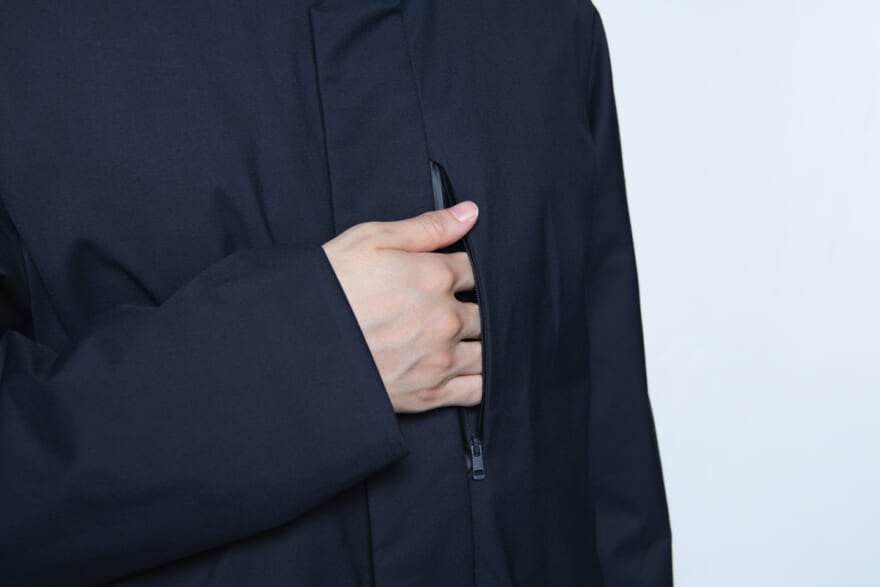 ユニクロのハイブリッドダウンコートの試着レビュー　胸ポケット