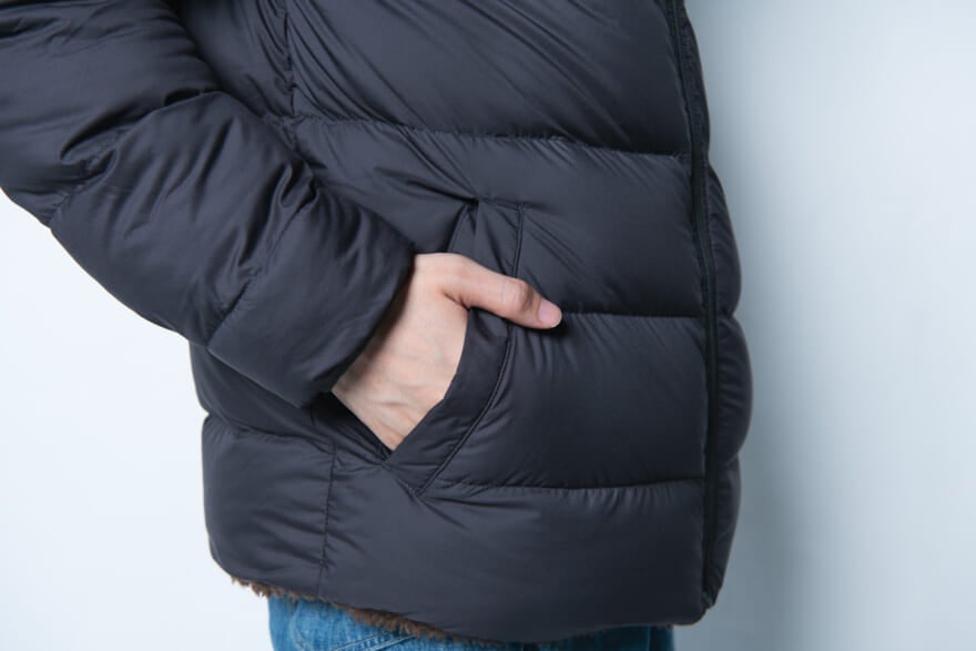 パタゴニアの黒ダウン「メンズ・リバーシブル・サイレント・ダウン・ジャケット」の着用画像のポケット
