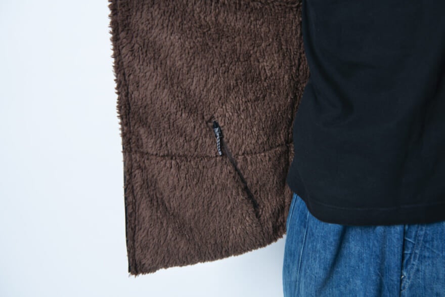 パタゴニアの黒ダウン「メンズ・リバーシブル・サイレント・ダウン・ジャケット」の着用画像の裏フリースのポケット