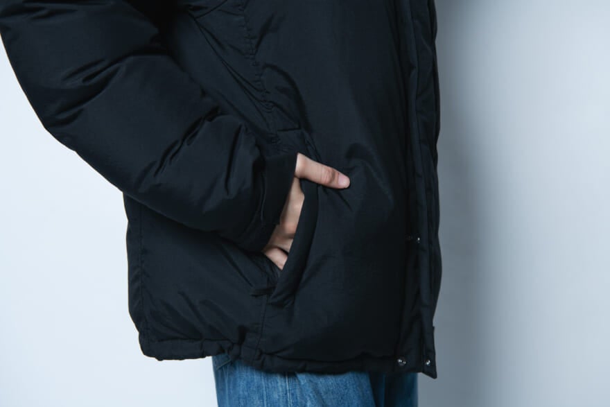 ザ・ノース・フェイスのダウン「オルタレーションバフズジャケット」のモデル着用カットザ・ノース・フェイスのダウン「オルタレーションバフズジャケット」のモデル着用カット　サイドポケット　さいどp